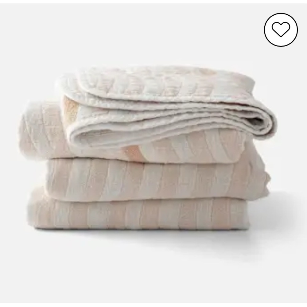 Schoolhouse Seaswell Quilt in pink sand